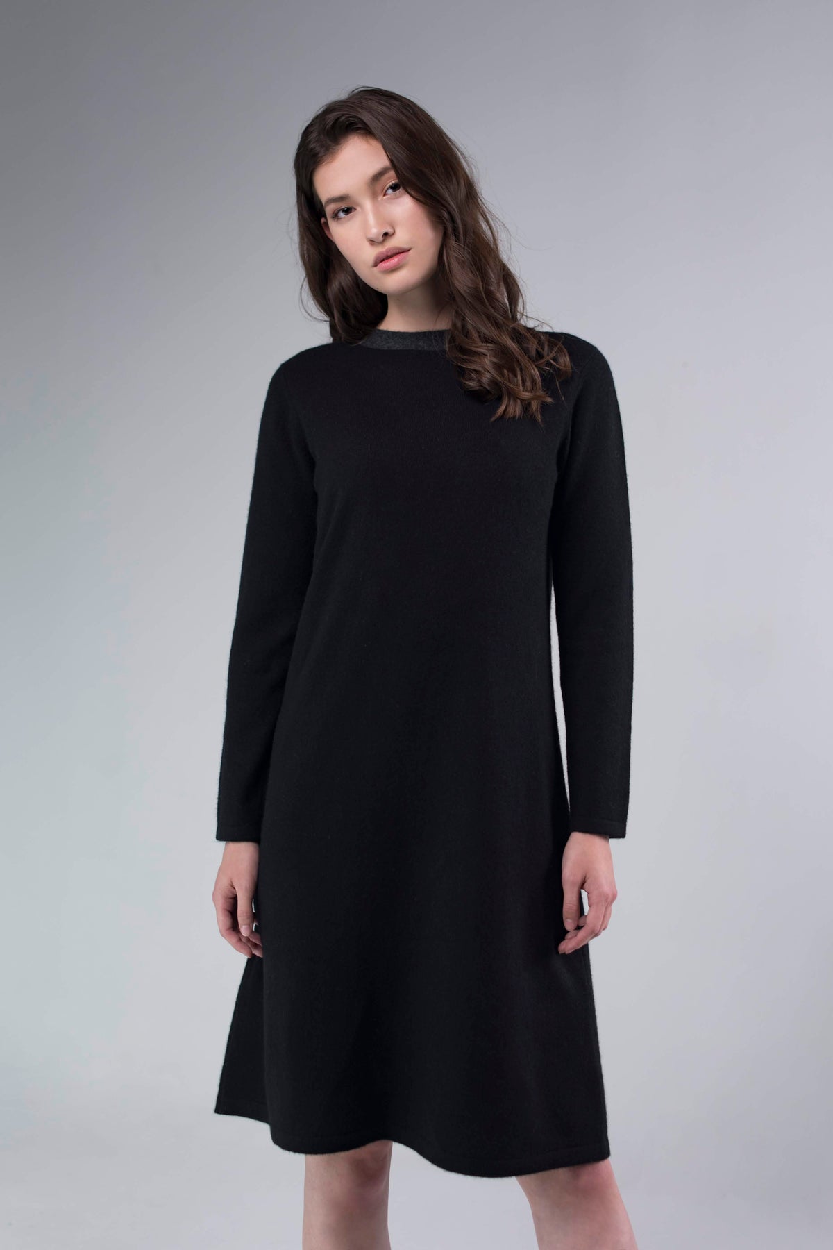 Tara schwarzes Kaschmirkleid mit zarter Spitze